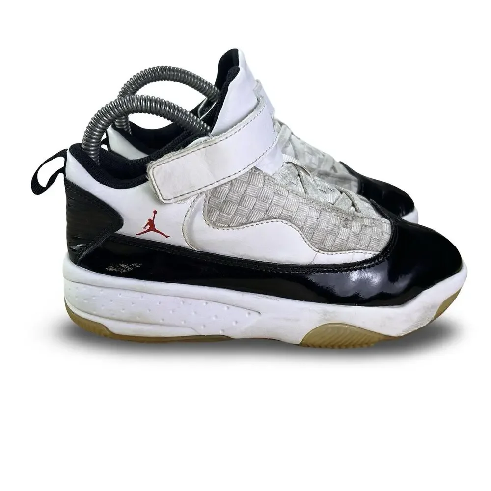 Jordan Max Aura 2 Youth Size 2.5Y Basketball Comfort